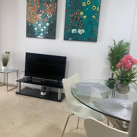 Beach And City Apartment A 50M De La Playa فوينخيرولا المظهر الخارجي الصورة