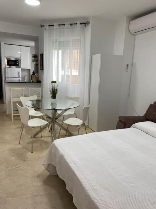 Beach And City Apartment A 50M De La Playa فوينخيرولا المظهر الخارجي الصورة